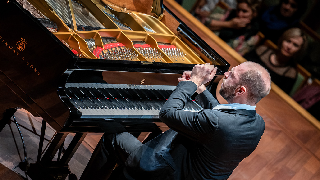 ANDREI KOROBEINIKOV 2 korobeinikov 26 27 PIAS 01 - Productions Internationales Albert Sarfati